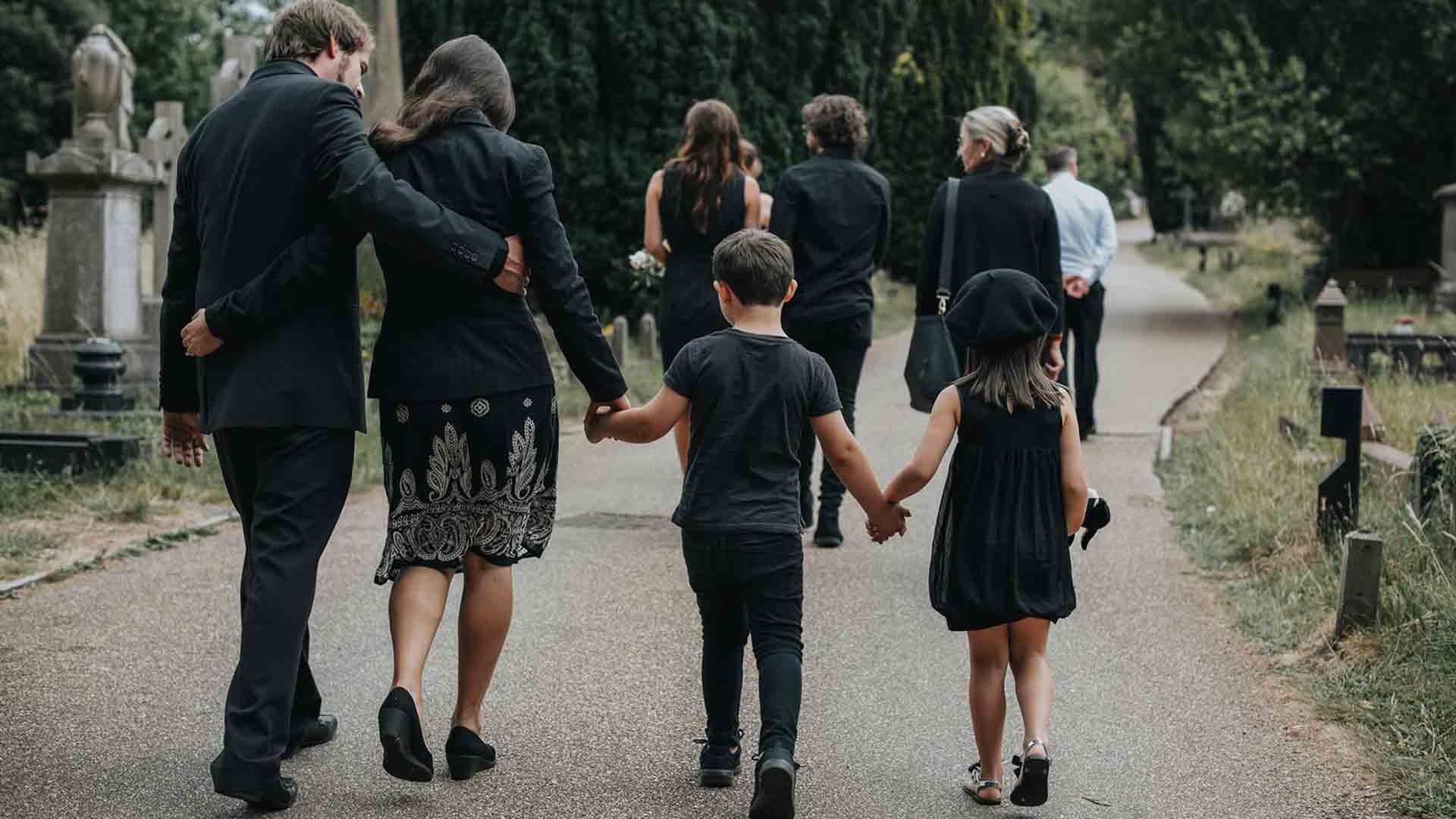 VESTIR DE NEGRO EN EL LUTO ¿TRADICIÓN O SUPERSTICIÓN? - Blog - Secciones - Viva la moda VESTIR DE NEGRO EN EL LUTO ¿TRADICIÓN O SUPERSTICIÓN? - Blog - Secciones - Viva la moda